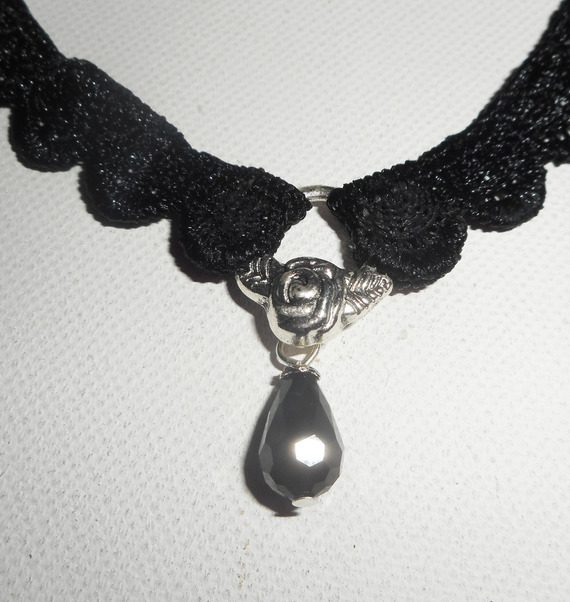 Zwarte kanten ketting met bohemian kristallen druppel
