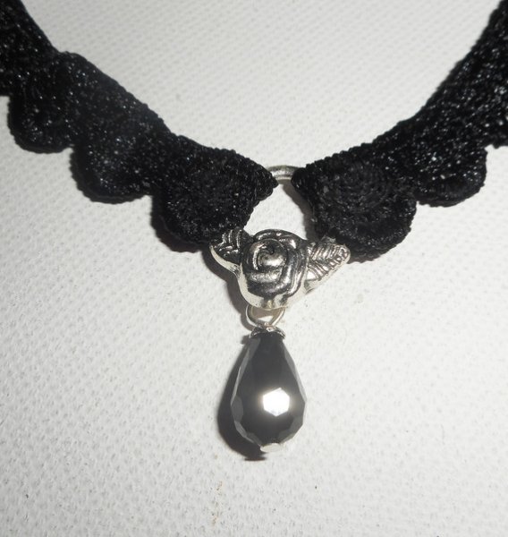 Zwarte kanten ketting met bohemian kristallen druppel