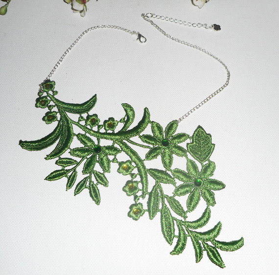 Ketting in fijn groen borduurwerk met bloemmotief en kristal aan zilveren ketting