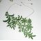 Ketting in fijn groen borduurwerk met bloemmotief en kristal aan zilveren ketting