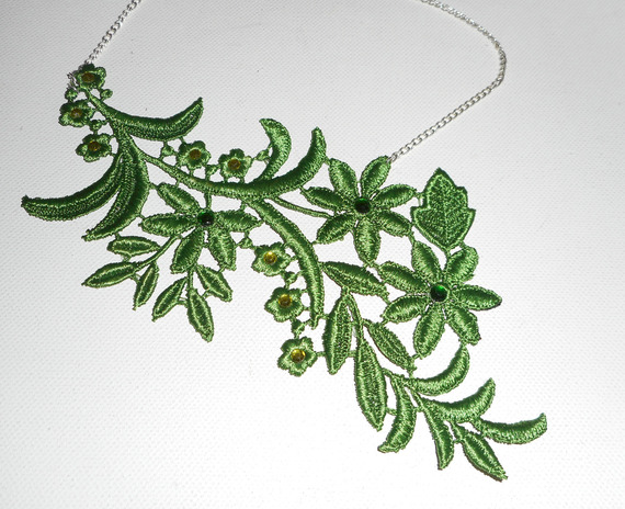 Ketting in fijn groen borduurwerk met bloemmotief en kristal aan zilveren ketting