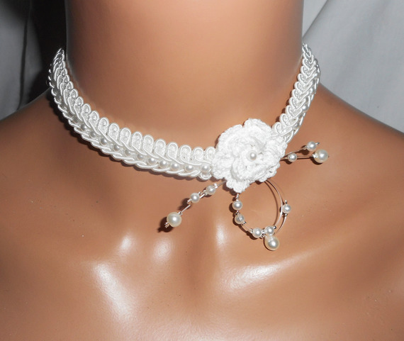 Witte bloemenketting met haakwerk op fancy vlecht geborduurd met glazen kralen