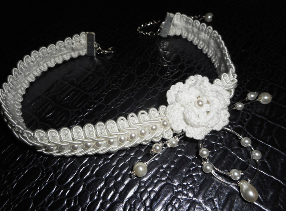 Witte bloemenketting met haakwerk op fancy vlecht geborduurd met glazen kralen