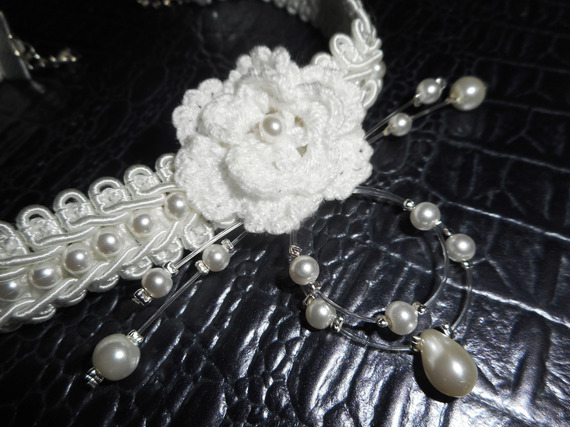 Witte bloemenketting met haakwerk op fancy vlecht geborduurd met glazen kralen