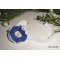 Blauwe bloemenketting op wit siervlechtwerk