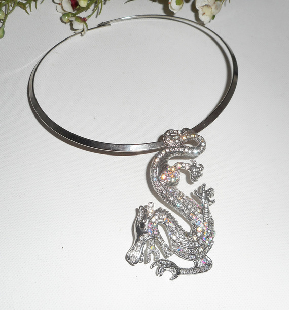 Originele zilveren metalen ketting met grote kristallen draak