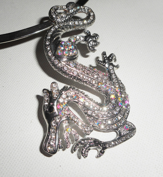 Originele zilveren metalen ketting met grote kristallen draak