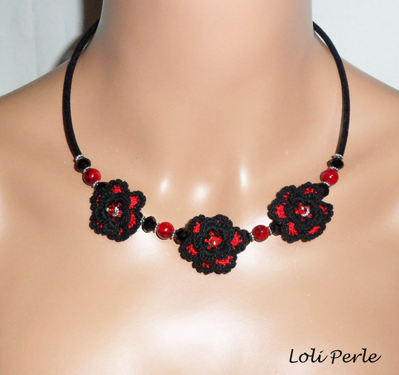 Originele ketting met zwarte en rode gehaakte bloemen, kristal en glazen kralen