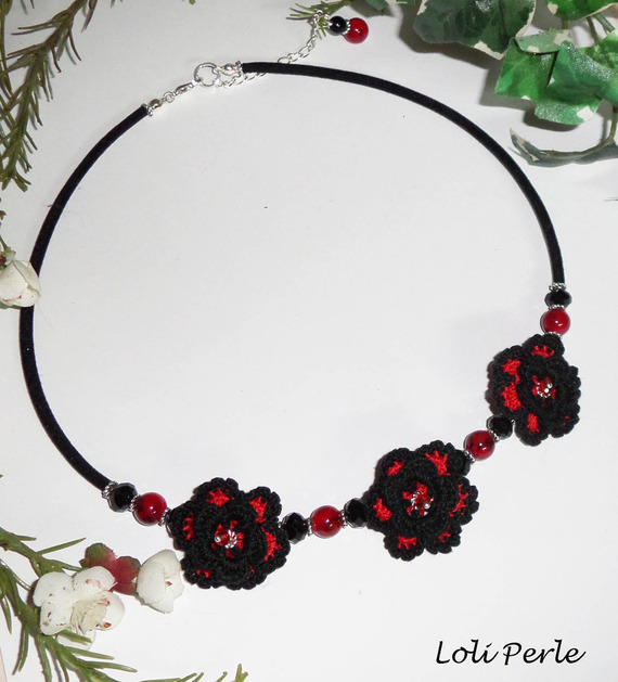 Originele ketting met zwarte en rode gehaakte bloemen, kristal en glazen kralen