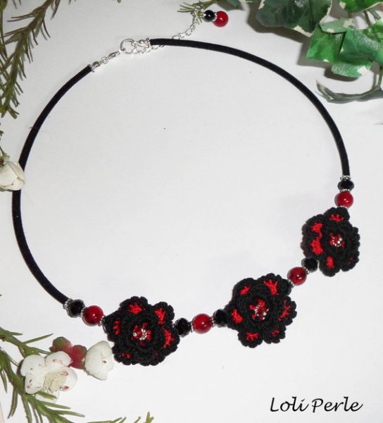 Originele ketting met zwarte en rode gehaakte bloemen, kristal en glazen kralen