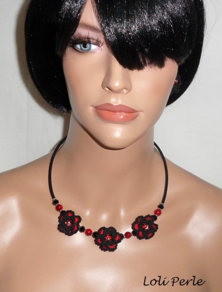 Originele ketting met zwarte en rode gehaakte bloemen, kristal en glazen kralen