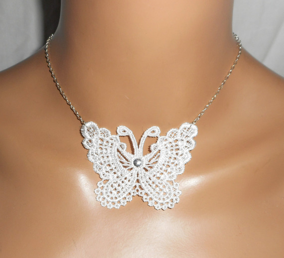 Witte vlinderketting in fijn borduurwerk aan zilveren ketting