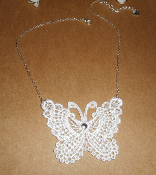 Witte vlinderketting in fijn borduurwerk aan zilveren ketting