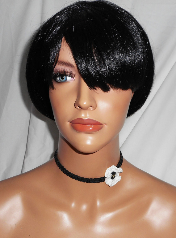 Witte klaproos choker ketting aan zwart gevlochten koord
