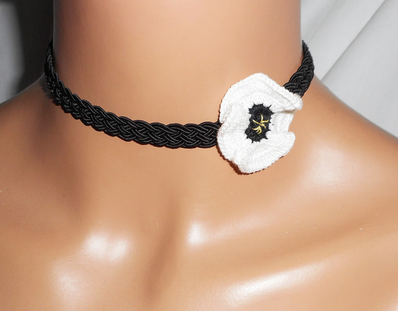 Witte klaproos choker ketting aan zwart gevlochten koord