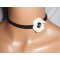 Witte klaproos choker ketting aan zwart gevlochten koord