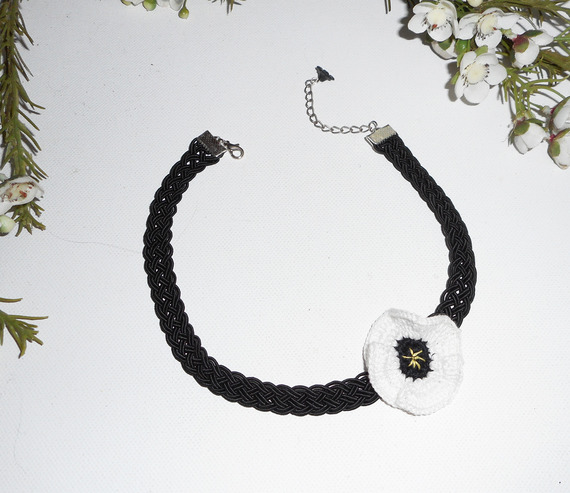 Witte klaproos choker ketting aan zwart gevlochten koord