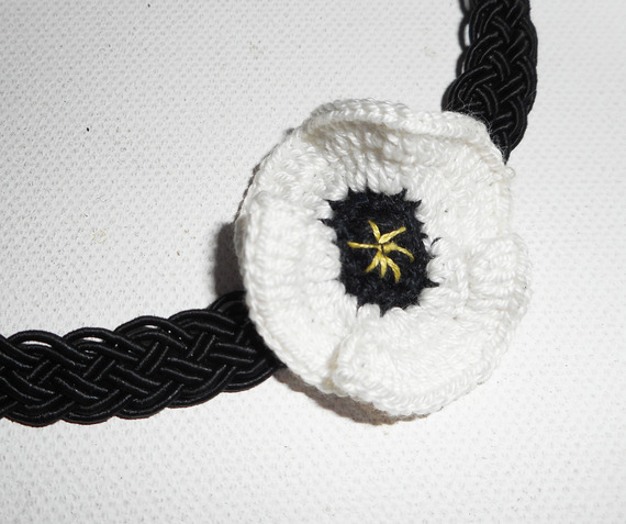 Witte klaproos choker ketting aan zwart gevlochten koord