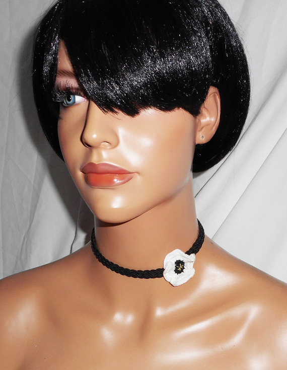 Witte klaproos choker ketting aan zwart gevlochten koord