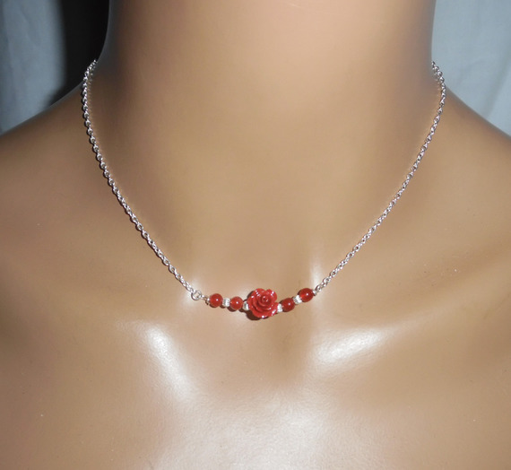 Roze halsketting met rode gorgon aan 925 zilveren ketting