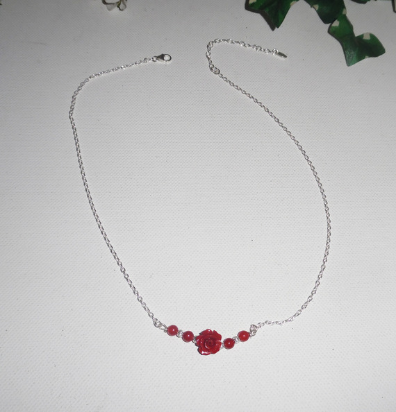 Roze halsketting met rode gorgon aan 925 zilveren ketting