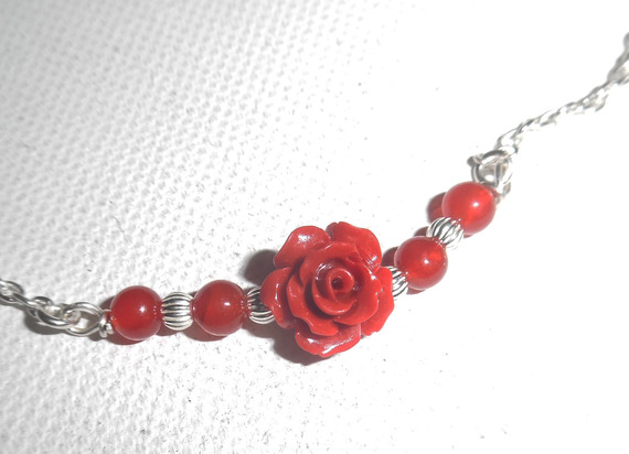Roze halsketting met rode gorgon aan 925 zilveren ketting