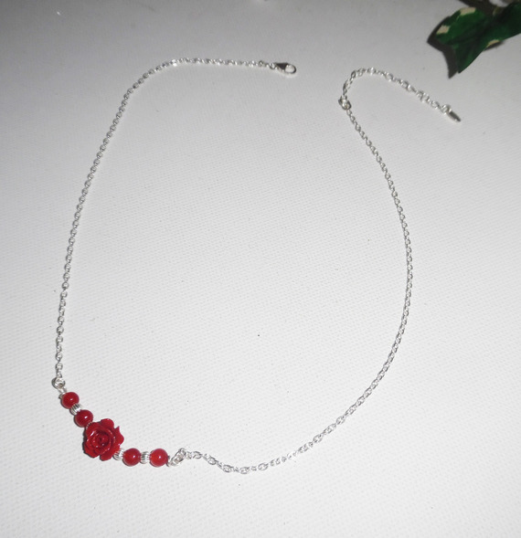 Roze halsketting met rode gorgon aan 925 zilveren ketting