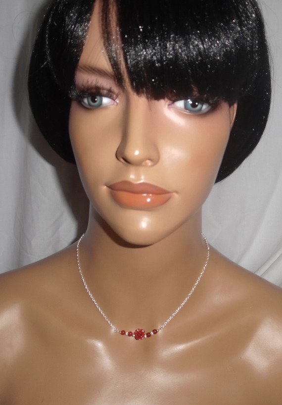 Roze halsketting met rode gorgon aan 925 zilveren ketting