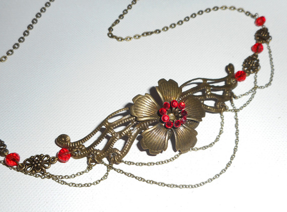 Bronzen tiara met rode boheemse kristallen kralen en bloemmotief
