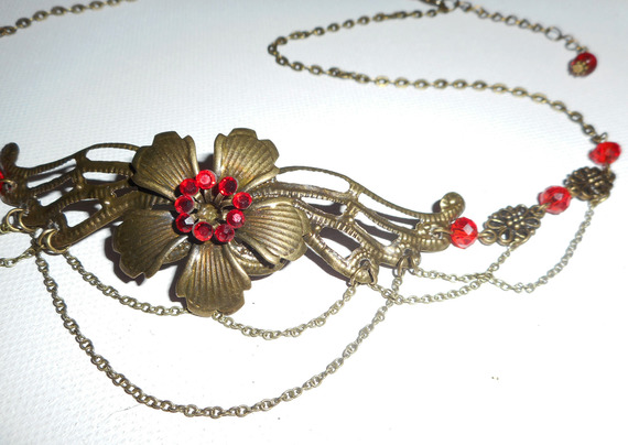 Bronzen tiara met rode boheemse kristallen kralen en bloemmotief