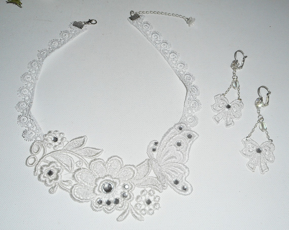 Wit kanten bloem en vlinder ketting set met Swarovski kristal en parels