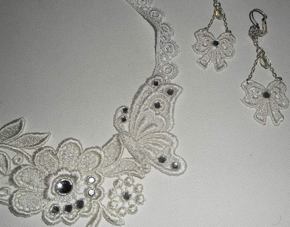 Wit kanten bloem en vlinder ketting set met Swarovski kristal en parels