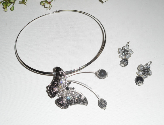 Originele ketting set met grijze vlinder bezet met kristal en agaat stenen
