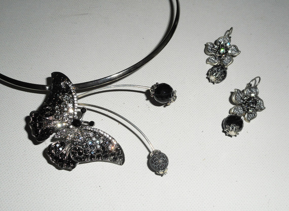 Originele ketting set met grijze vlinder bezet met kristal en agaat stenen