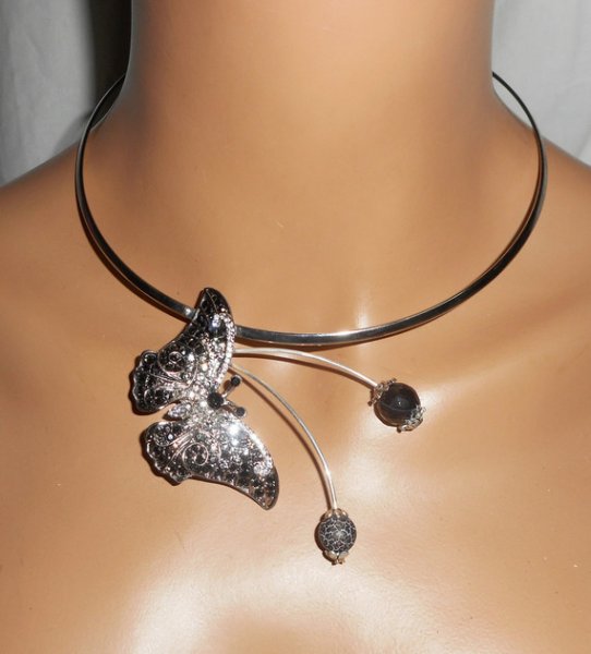 Originele ketting set met grijze vlinder bezet met kristal en agaat stenen