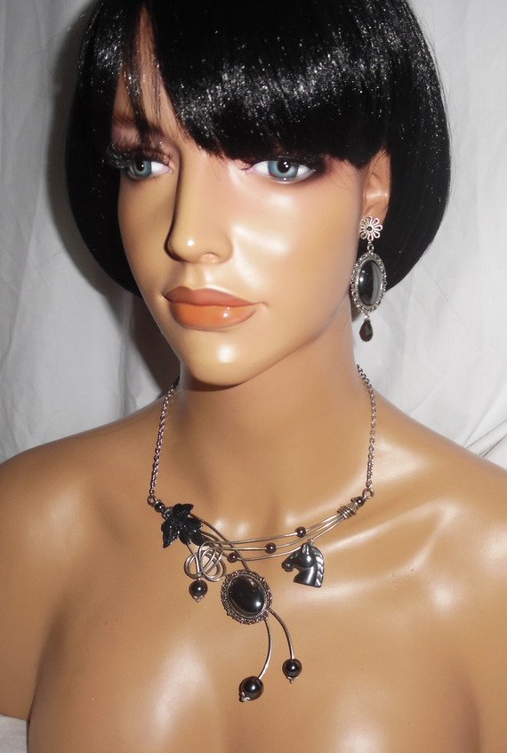 Halssieraad Originele gelaste metalen ketting met paard en hematietstenen