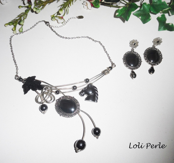 Halssieraad Originele gelaste metalen ketting met paard en hematietstenen
