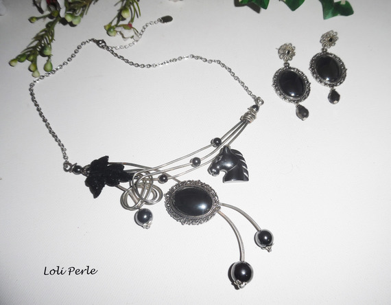 Halssieraad Originele gelaste metalen ketting met paard en hematietstenen