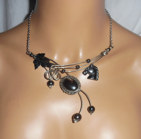 Halssieraad Originele gelaste metalen ketting met paard en hematietstenen