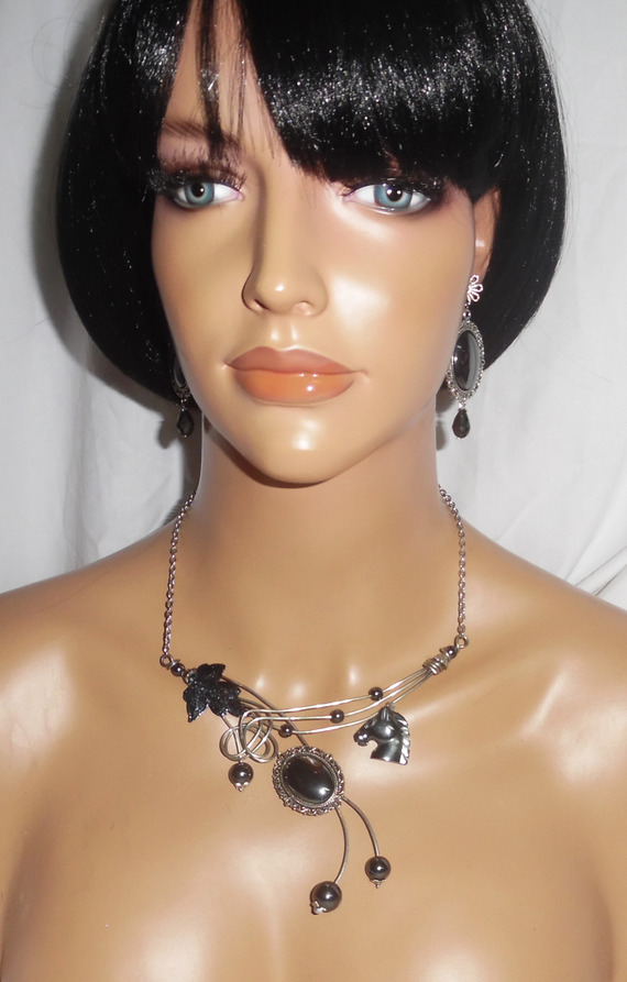 Halssieraad Originele gelaste metalen ketting met paard en hematietstenen