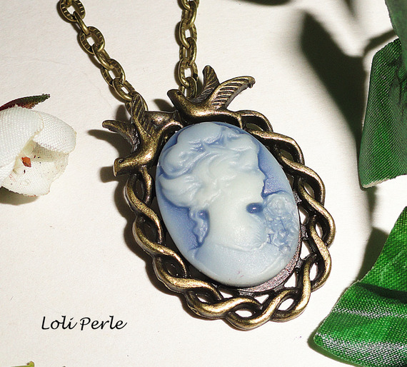 Blauwe cameo hanger met vogels in brons metaal aan ketting