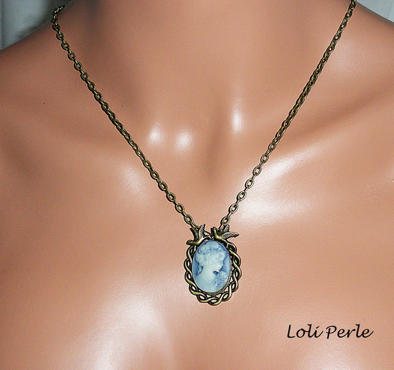 Blauwe cameo hanger met vogels in brons metaal aan ketting