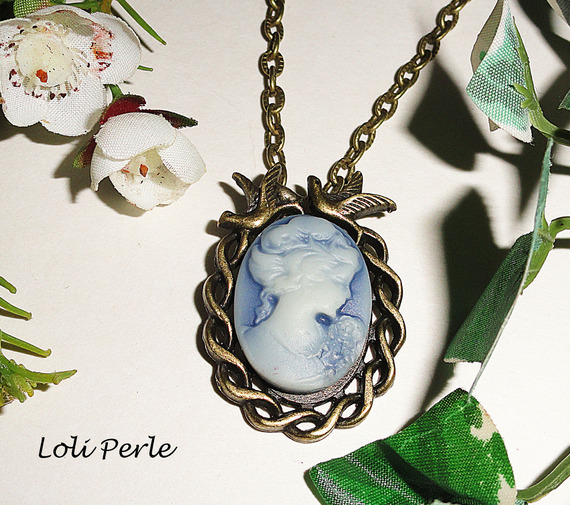 Blauwe cameo hanger met vogels in brons metaal aan ketting