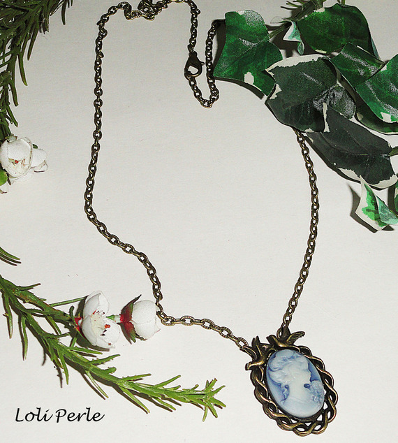 Blauwe cameo hanger met vogels in brons metaal aan ketting