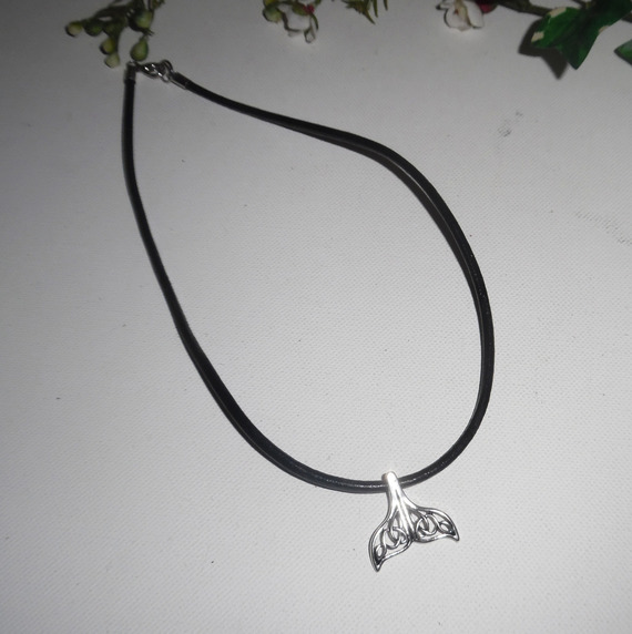 Zilveren dolfijnenstaart hanger op zwart leer