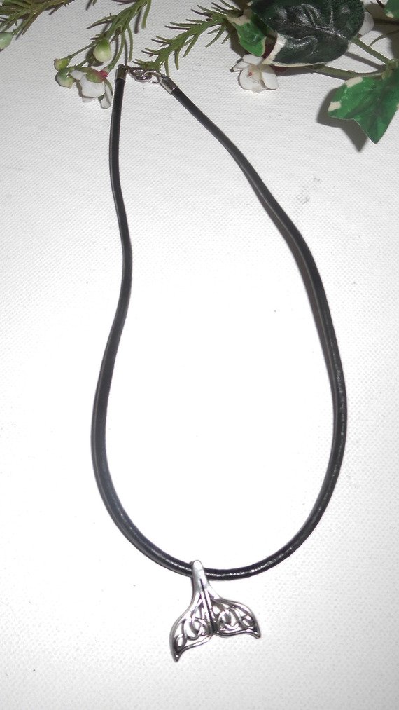 Zilveren dolfijnenstaart hanger op zwart leer