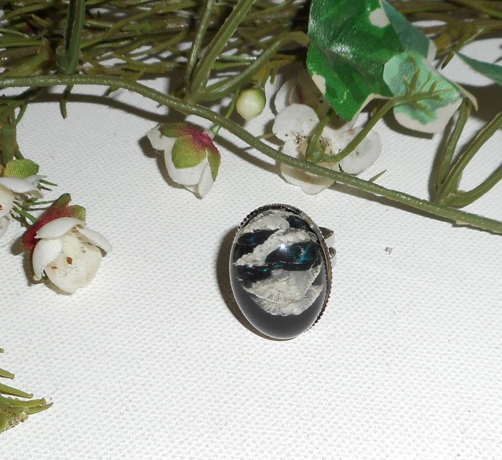 Cabochon ring met beige zwarte glazen stolp