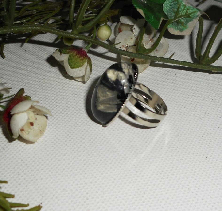 Cabochon ring met beige zwarte glazen stolp