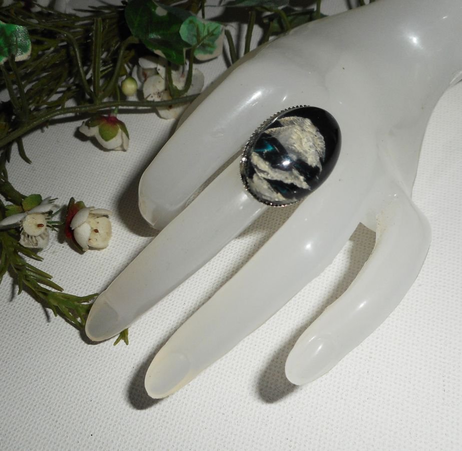 Cabochon ring met beige zwarte glazen stolp