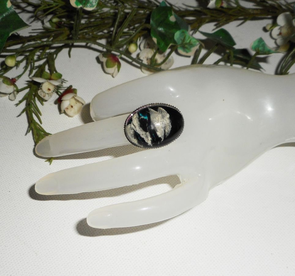 Cabochon ring met beige zwarte glazen stolp